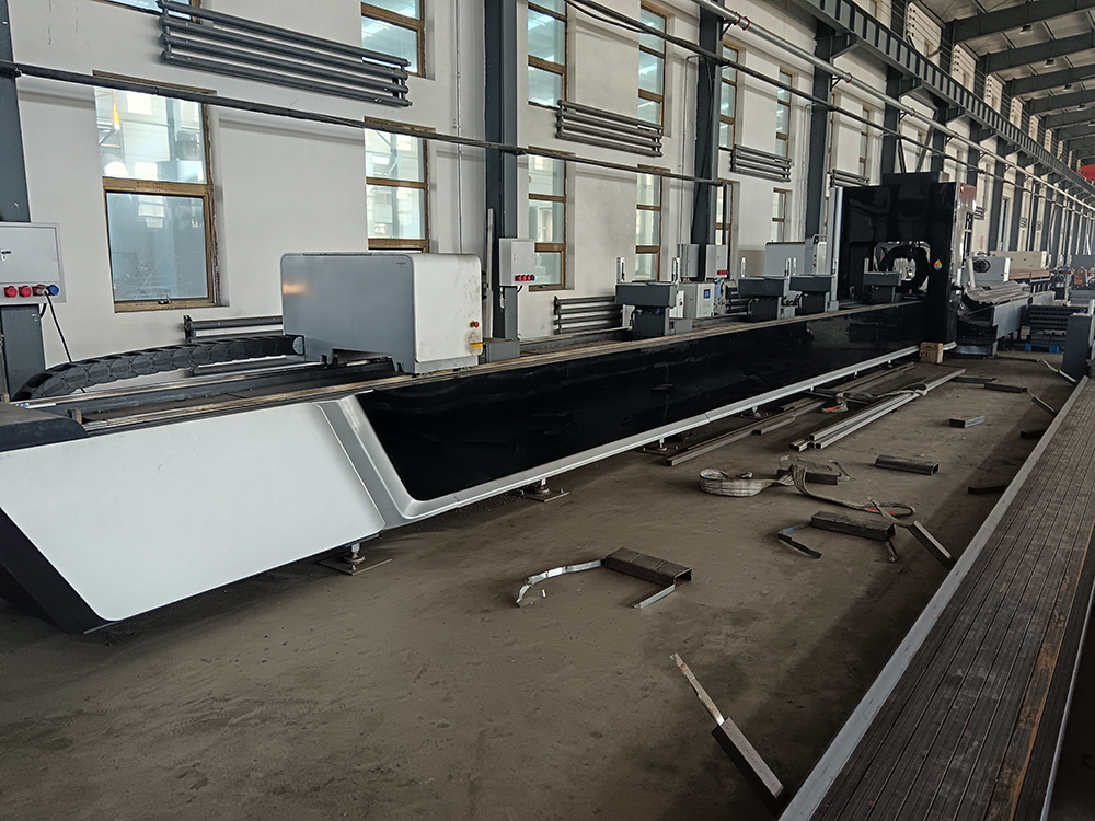 CNC laser pipe cutting machine